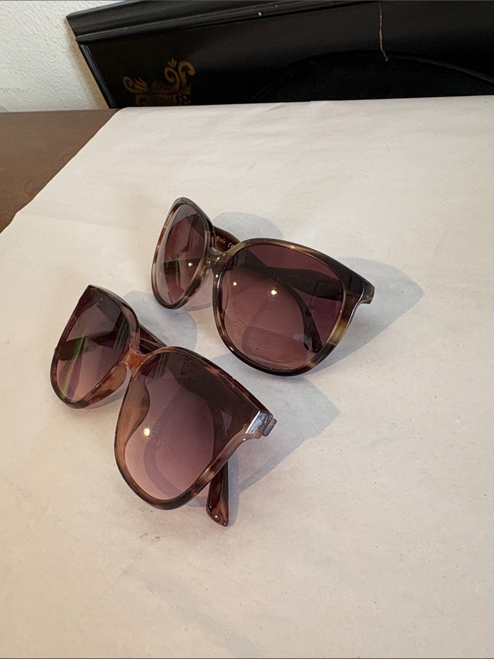 Set of Two Sunglasses (Look high end)